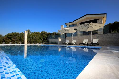Villa Infinity, Šmrika