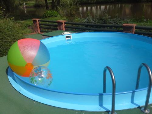 สระว่ายน้ำ, Chalupa u rybníka Čistá u Horek (Chalupa u rybnika Cista u Horek) in โบรอฟนิเซ