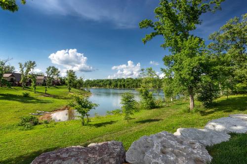 Chalets Resort Luxury Lakefront Villa Amazing View 2 Pools Free Amenities Dock - image 8