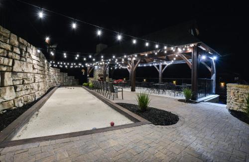 WaterMill Cove Resort Lakefront Luxury Lodge 2mi to Silver Dollar City HUGE POOL Dock - main image