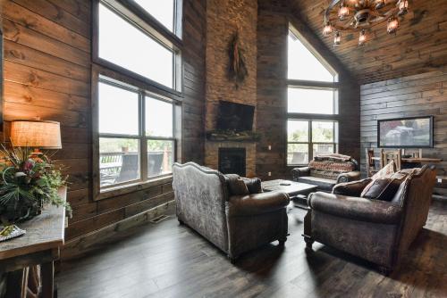 WaterMill Cove Resort Lakefront Luxury Lodge 2mi to Silver Dollar City HUGE POOL Dock - image 3