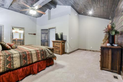 WaterMill Cove Resort Lakefront Luxury Lodge 2mi to Silver Dollar City HUGE POOL Dock - image 5