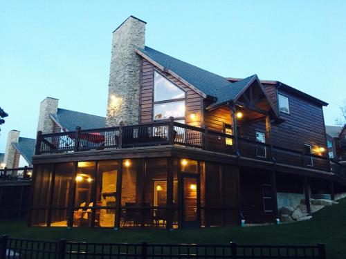 WaterMill Cove Resort Lakefront Luxury Lodge 2mi to Silver Dollar City HUGE POOL Dock Branson