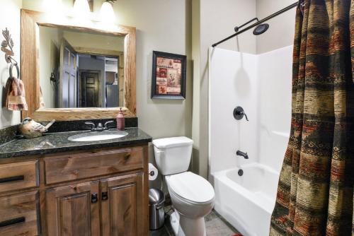WaterMill Cove Resort Lakefront Lodge By Silver Dollar City 2 POOLS Dock in Branson, USA