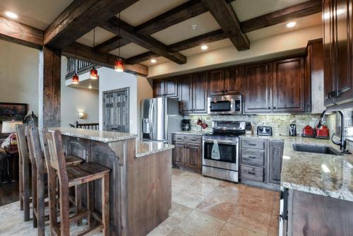 WaterMill Cove Resort LUXURY Lakefront Villa HUGE POOL HOT TUBS 2Mi to Silver Dollar City - image 5