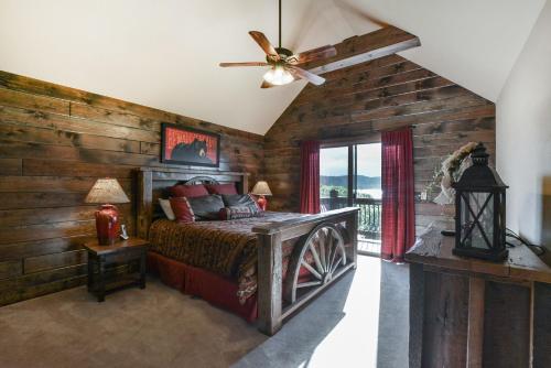 WaterMill Cove Luxury Lakefront Villa Theatre Room 2Mi to SDC POOL Kayaks Dock - image 6