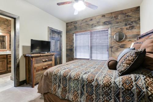 Luxury Lakefront Villa 2 mi to SDC HUGE POOL Kayaks Dock in Branson, USA