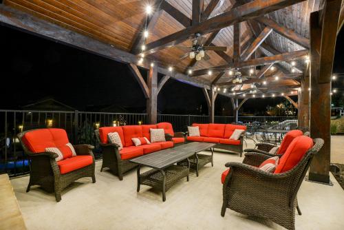 Luxury Lakefront Villa 2 mi to SDC HUGE POOL Kayaks Dock in Branson, USA