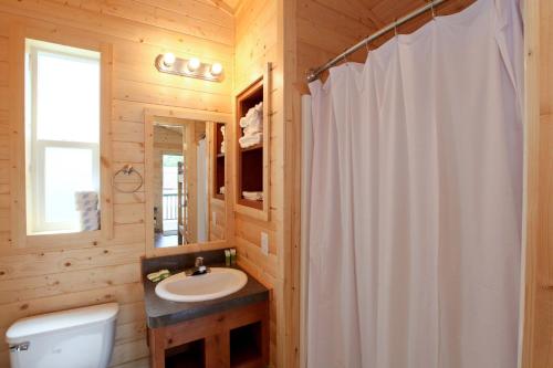 Long Beach Camping Resort Studio Cabin 3 thumb 2