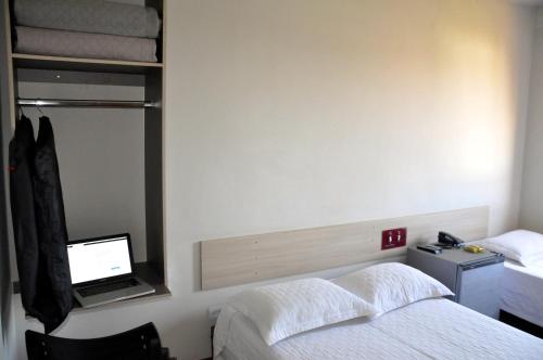 1 double bed, 1 twin bed