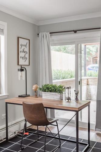 Inviting Stylish Home with Covered Patio - image 9
