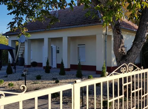 Harmónia Kisház Vendéghàz (Harmonia Kishaz Vendeghaz) in โปรอสซโล่