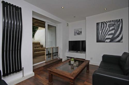 Modern 2 Bedroom Flat With A Private Garden, Clapham, London