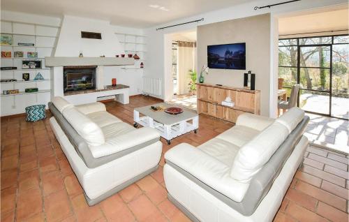 Nice home in Rustrel w/ WiFi, 4 Bedrooms and Outdoor swimming pool gîte à louer Rustrel