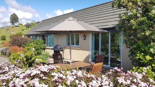 Exterior view, Golden Hills Farm Cottage in Brightwater