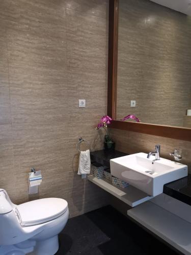 Bathroom, Vimala Hills Resort Cozy Villa Puncak Gadog Bogor in Megamendung