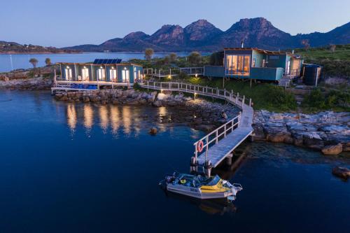 Picnic Island - Accommodation - Coles Bay