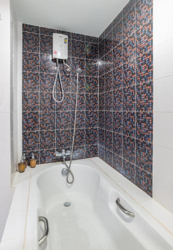 Full-sized bathtubs