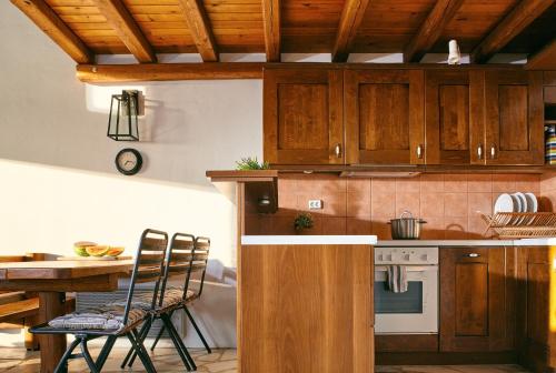 Konyha, The Pool Garden House with a fantastic sea and sunset view in Ioulida