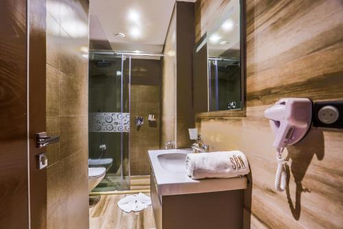 Standard Suite image 8