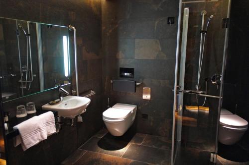 Classic Junior Suite with Lake View image 5