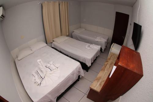 1 double bed, 2 twin beds