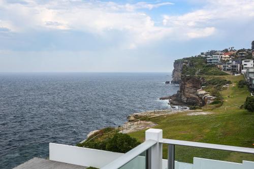 Unbelievable Clifftop Townhouse with Ocean Views - image 3