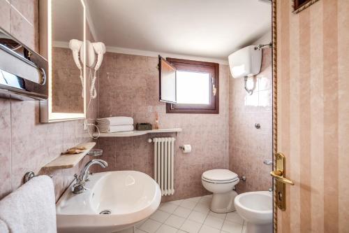 Hotel Pacific - image 12