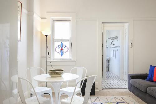 Art Deco Oasis Minutes From the City