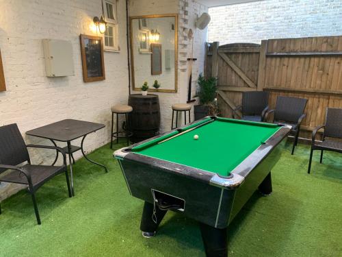 The Kings Head Hotel - image 2