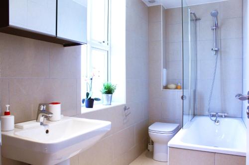 Regents Canal Apartments - image 13