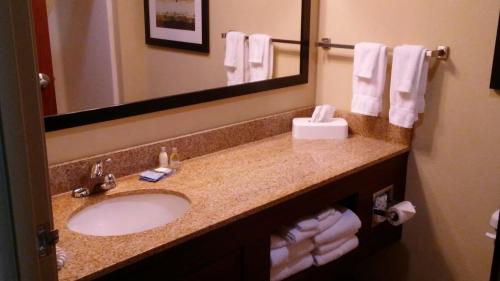 Cobblestone Inn & Suites - Marquette