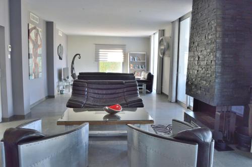 Villa 34121864 with 4 bedrooms, sleeps 10, private heated pool, short walk Puerto Banus Marbella gîte à louer Nueva Andalucia