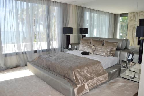  MODERN DESIGNER VILLA 34121743 DIRECT SEAFRONT LOS MONTEROS MARBELLA FOR HOLIDAY RENTALS, Ferienwohnung in Marbella