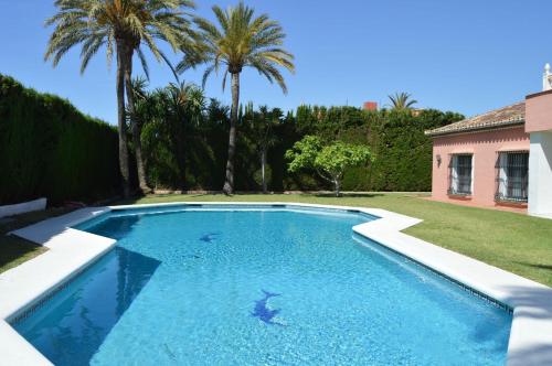VILLA 34121043 GOLDEDN MILE MARBELLA, 7 BEDROOMS, SLEEPS 14, HUGE PRIVATE POOL, JUST 300m FROM BEACH gîte à louer Club de Golf La Dama de Noche