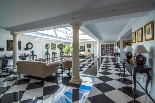 LUXURY 6 BEDROOM VILLA 34121872 GOLDEN MILE MARBELLA INDOOR POOL VERY LARGE OUTDOOR POOL - image 9