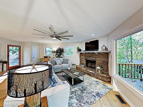 New Listing! The Chocolate Cottage with Kayaks home - main image