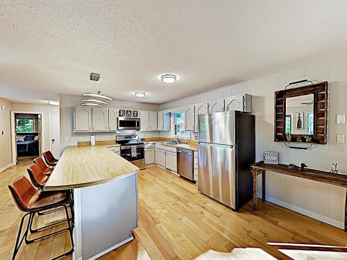 New Listing! The Chocolate Cottage with Kayaks home - image 2