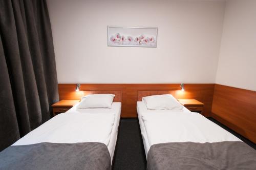 2 twin beds