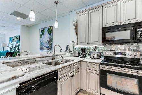 Newly Renovate Beachfront Beauty by Gulf Life - image 8