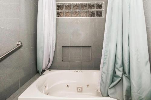Pensacola Beach Family Townhome with Guesthouse - image 8