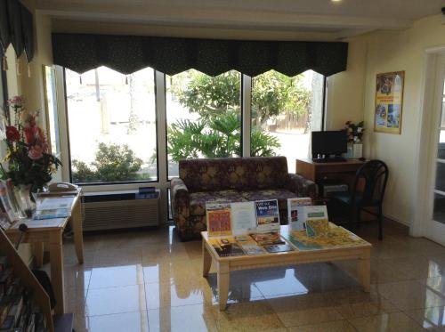 Days Inn by Wyndham Oceanside - image 9