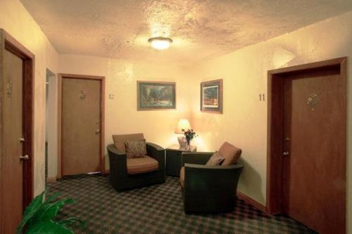 Innsbruck Lodge Stop at Innsbruck Lodge to discover the wonders of Mammoth Lakes (CA). The hotel offers a high standard of service and amenities to suit the individual needs of all travelers. Room service, family roo
