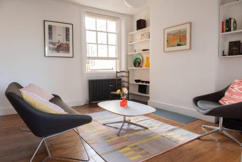 Sunny Boutique Apartment With Private Roof Terrace, Lambeth, London