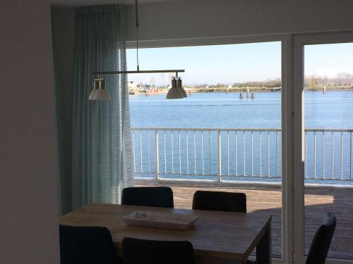 KAPTEIN's LOUNGE - image 2