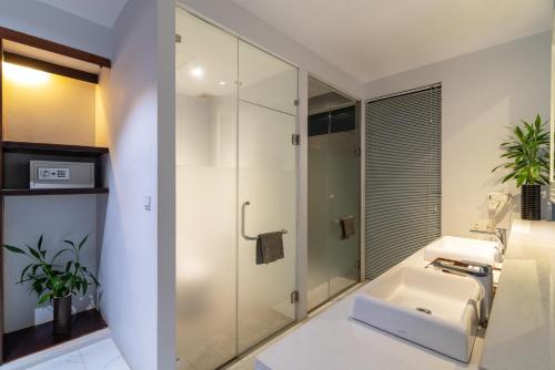 Executive Suite With Private Balcony image 1