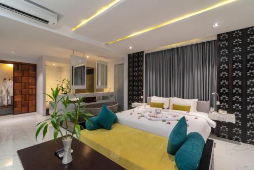 Executive Suite With Private Balcony image 8