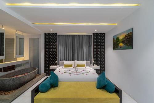 Executive Suite With Private Balcony image 4