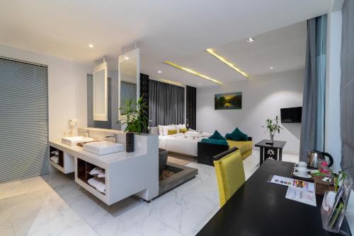 Executive Suite With Private Balcony image 6