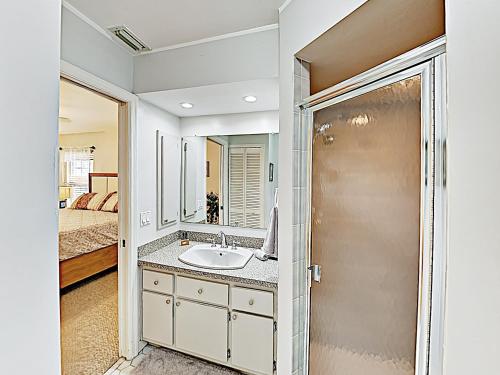 Dreamy Home in Quiet Neighborhood with Caged Pool home - image 9